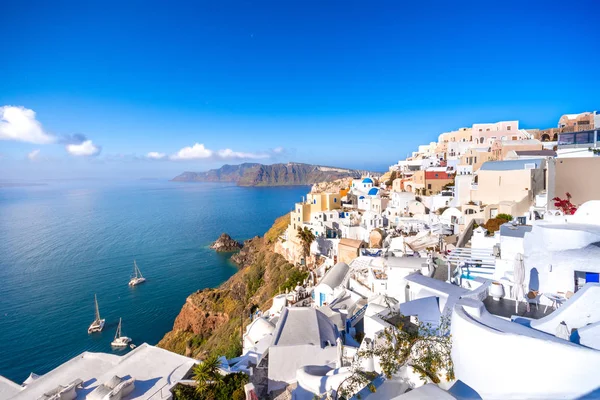 Oia stad op Santorini eiland, Griekenland. Traditionele en beroemde huizen en kerken met blauwe koepels boven de Caldera, Egeïsche zee — Stockfoto