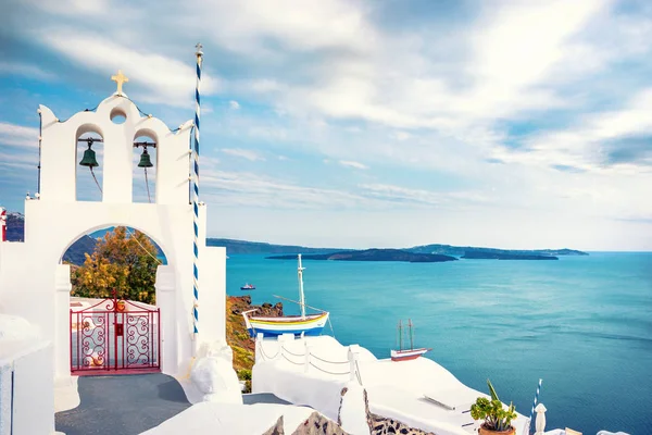 Ville d'Oia sur l'île de Santorin, Grèce. Maisons et églises traditionnelles et célèbres avec des dômes bleus sur la Caldera, la mer Égée — Photo