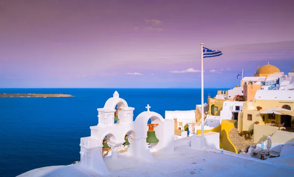 Oia stad op Santorini eiland, Griekenland. Traditionele en beroemde huizen en kerken met blauwe koepels boven de Caldera, Egeïsche zee — Stockfoto