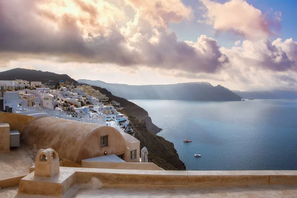 Miasto Oia na wyspie Santorini, Grecja. Tradycyjne i słynne domy i kościoły z niebieskimi kopułami nad Kalderą, Morze Egejskie — Zdjęcie stockowe
