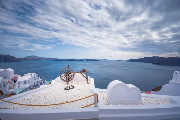 Ville d'Oia sur l'île de Santorin, Grèce. Maisons et églises traditionnelles et célèbres avec des dômes bleus sur la Caldera, la mer Égée — Photo