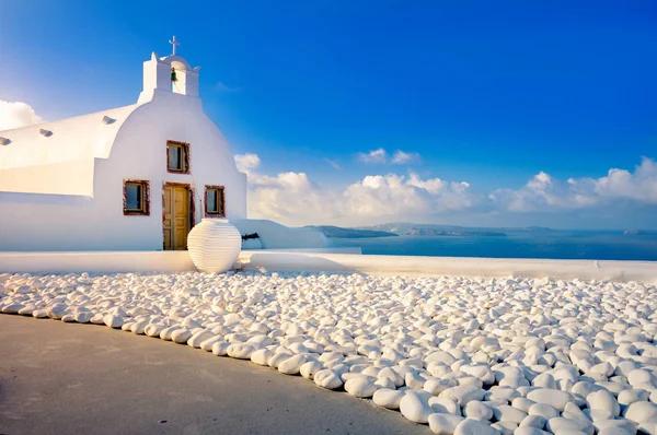 Ville d'Oia sur l'île de Santorin, Grèce. Maisons et églises traditionnelles et célèbres avec des dômes bleus sur la Caldera, la mer Égée — Photo