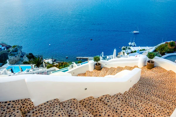 Yunanistan 'ın Santorini adasındaki Oia kasabası. Caldera, Ege denizi üzerinde mavi kubbeleri olan geleneksel ve ünlü evler ve kiliseler — Stok fotoğraf