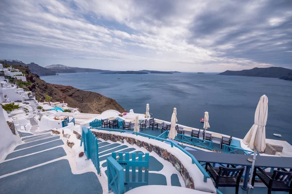 Oia Stadt auf der Insel Santorin, Griechenland. Traditionelle und berühmte Häuser und Kirchen mit blauen Kuppeln über der Caldera, Ägäis — Stockfoto