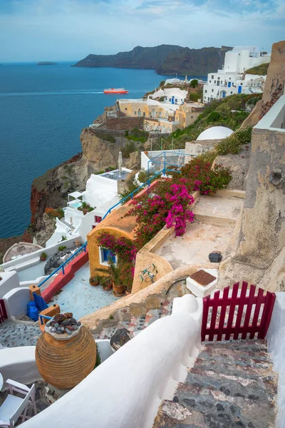 Yunanistan 'ın Santorini adasındaki Oia kasabası. Caldera, Ege denizi üzerinde mavi kubbeleri olan geleneksel ve ünlü evler ve kiliseler — Stok fotoğraf