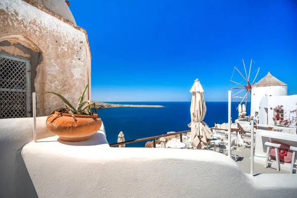 Yunanistan 'ın Santorini adasındaki Oia kasabası. Caldera, Ege denizi üzerinde mavi kubbeleri olan geleneksel ve ünlü evler ve kiliseler — Stok fotoğraf