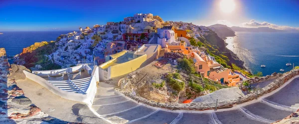 Oia città sull'isola di Santorini, Grecia. Case e chiese tradizionali e famose con cupole blu sulla Caldera, Mar Egeo — Foto Stock