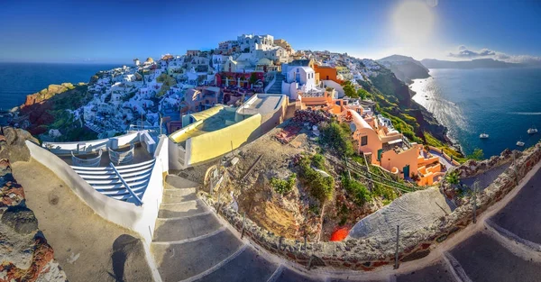 Oia città sull'isola di Santorini, Grecia. Case e chiese tradizionali e famose con cupole blu sulla Caldera, Mar Egeo — Foto Stock