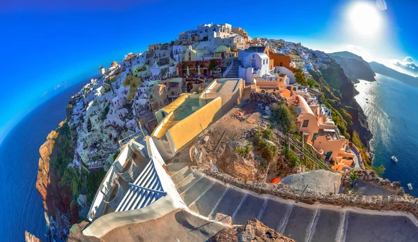 Yunanistan 'ın Santorini adasındaki Oia kasabası. Caldera, Ege denizi üzerinde mavi kubbeleri olan geleneksel ve ünlü evler ve kiliseler — Stok fotoğraf