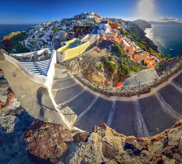 Ciudad de Oia en la isla de Santorini, Grecia. Casas e iglesias tradicionales y famosas con cúpulas azules sobre la Caldera, el mar Egeo — Foto de Stock