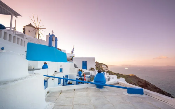 Ciudad de Oia en la isla de Santorini, Grecia. Casas e iglesias tradicionales y famosas con cúpulas azules sobre la Caldera, el mar Egeo —  Fotos de Stock