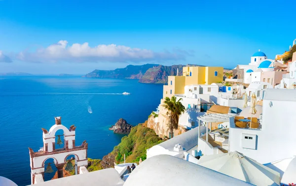 希腊圣托里尼岛上的奥亚镇。卡尔德拉、爱琴海上空有蓝色圆顶的传统而著名的房屋和教堂 — 图库照片