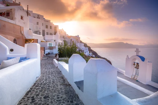 Oia stad op Santorini eiland, Griekenland. Traditionele en beroemde huizen en kerken met blauwe koepels boven de Caldera, Egeïsche zee — Stockfoto