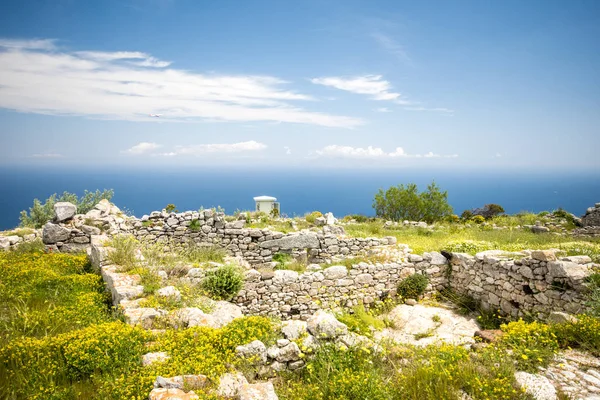 Las ruinas de la antigua Thira, un pueblo prehistórico en la cima de la montaña Mesa Vouno, Santorini, Grecia . — Foto de Stock