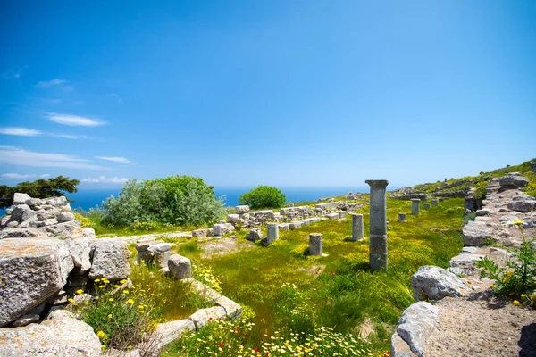 Las ruinas de la antigua Thira, un pueblo prehistórico en la cima de la montaña Mesa Vouno, Santorini, Grecia . — Foto de Stock