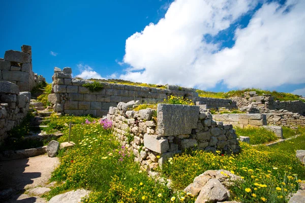 Las ruinas de la antigua Thira, un pueblo prehistórico en la cima de la montaña Mesa Vouno, Santorini, Grecia . — Foto de Stock