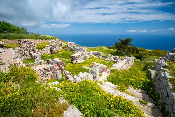 Las ruinas de la antigua Thira, un pueblo prehistórico en la cima de la montaña Mesa Vouno, Santorini, Grecia . — Foto de Stock
