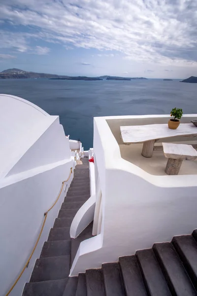 Ciudad de Oia en la isla de Santorini, Grecia. Casas e iglesias tradicionales y famosas con cúpulas azules sobre la Caldera, el mar Egeo —  Fotos de Stock