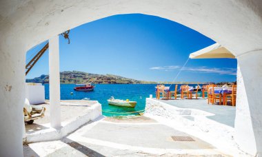 Eski liman Ammoudi altında ünlü Köyü Oia, Santorini, Yunanistan.