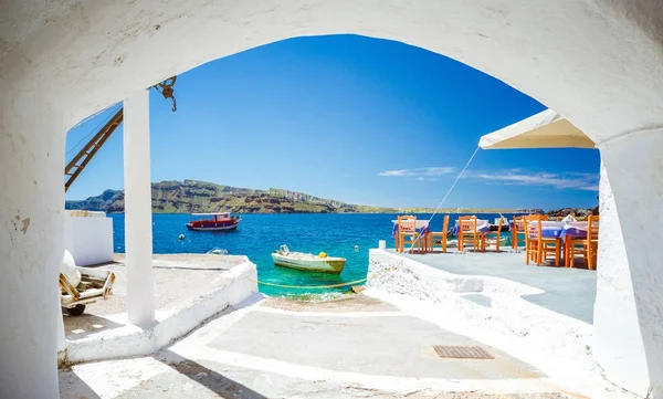 Eski liman Ammoudi altında ünlü Köyü Oia, Santorini, Yunanistan.