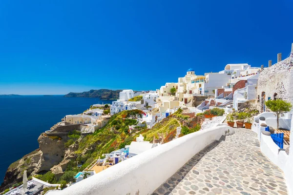 Oia stad op Santorini eiland, Griekenland. Traditionele en beroemde huizen en kerken met blauwe koepels boven de Caldera, Egeïsche zee — Stockfoto