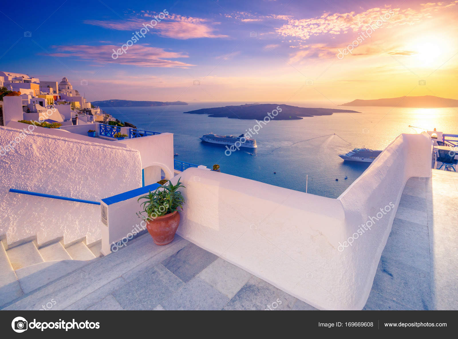 Vue De Soirée Exceptionnelle De Fira Caldera Volcan De