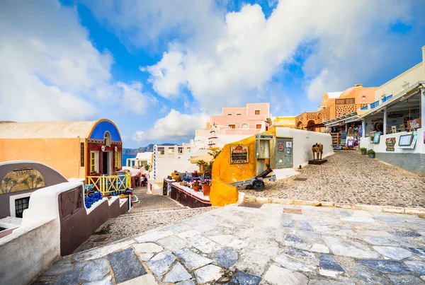 Oia cidade na ilha de Santorini, Grécia. Casas e igrejas tradicionais e famosas com cúpulas azuis sobre a Caldeira, mar Egeu — Fotografia de Stock
