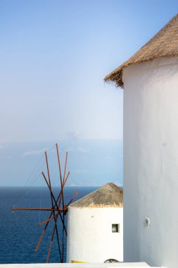 Mavi gökyüzü ve deniz ile güzel beyaz bir ev.