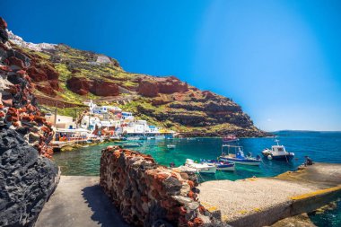 Eski liman Ammoudi altında ünlü Köyü Oia, Santorini, Yunanistan.