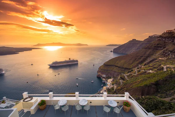 Fira 'yı, Caldera' yı, Santorini yanardağını, günbatımında yolcu gemileriyle muhteşem bir akşam manzarası. Bulutlu dramatik gökyüzü. — Stok fotoğraf