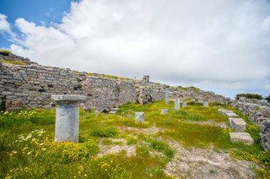 Antik Thira, dağ Mesa Vouno, Santorini, Yunanistan üstündeki Tarih öncesi bir köy kalıntıları.