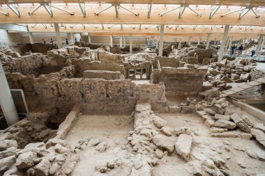 Santorini, Yunanistan - 20 Nisan 2017: Akrotiri bir arkeolojik site üzerinden Minoan Tunç Çağı Yunan Adası Santorini (Thera) üzerinde var. Fotoğraf eski binalar kurtarıldı ve seramikler dekore edilmiş.