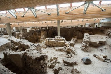 Santorini, Yunanistan - 20 Nisan 2017: Akrotiri bir arkeolojik site üzerinden Minoan Tunç Çağı Yunan Adası Santorini (Thera) üzerinde var. Fotoğraf eski binalar kurtarıldı ve seramikler dekore edilmiş.