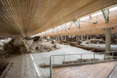 Santorini, Yunanistan - 20 Nisan 2017: Akrotiri bir arkeolojik site üzerinden Minoan Tunç Çağı Yunan Adası Santorini (Thera) üzerinde var. Fotoğraf eski binalar kurtarıldı ve seramikler dekore edilmiş.