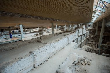 Santorini, Yunanistan - 20 Nisan 2017: Akrotiri bir arkeolojik site üzerinden Minoan Tunç Çağı Yunan Adası Santorini (Thera) üzerinde var. Fotoğraf eski binalar kurtarıldı ve seramikler dekore edilmiş.