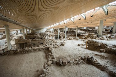Santorini, Yunanistan - 20 Nisan 2017: Akrotiri bir arkeolojik site üzerinden Minoan Tunç Çağı Yunan Adası Santorini (Thera) üzerinde var. Fotoğraf eski binalar kurtarıldı ve seramikler dekore edilmiş.