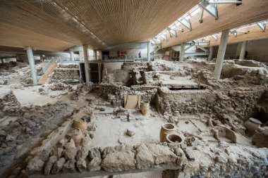 Santorini, Yunanistan - 20 Nisan 2017: Akrotiri bir arkeolojik site üzerinden Minoan Tunç Çağı Yunan Adası Santorini (Thera) üzerinde var. Fotoğraf eski binalar kurtarıldı ve seramikler dekore edilmiş.
