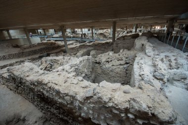 Santorini, Yunanistan - 20 Nisan 2017: Akrotiri bir arkeolojik site üzerinden Minoan Tunç Çağı Yunan Adası Santorini (Thera) üzerinde var. Fotoğraf eski binalar kurtarıldı ve seramikler dekore edilmiş.