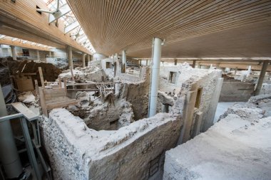 Santorini, Yunanistan - 20 Nisan 2017: Akrotiri bir arkeolojik site üzerinden Minoan Tunç Çağı Yunan Adası Santorini (Thera) üzerinde var. Fotoğraf eski binalar kurtarıldı ve seramikler dekore edilmiş.