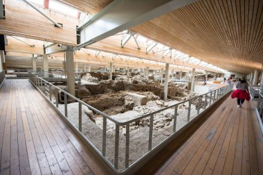 Santorini, Yunanistan - 20 Nisan 2017: Akrotiri bir arkeolojik site üzerinden Minoan Tunç Çağı Yunan Adası Santorini (Thera) üzerinde var. Fotoğraf eski binalar kurtarıldı ve seramikler dekore edilmiş.