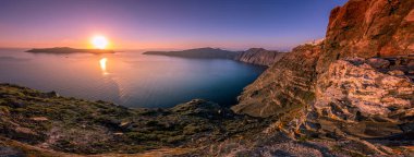 Denizin üzerinde güzel bir gün batımı