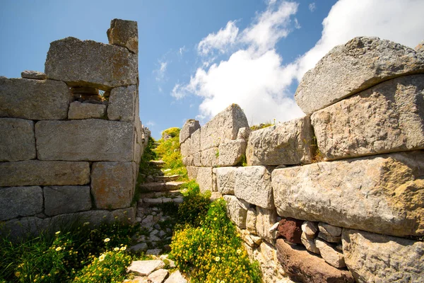 Las ruinas de la antigua Thira, un pueblo prehistórico en la cima de la montaña Mesa Vouno, Santorini, Grecia . — Foto de Stock