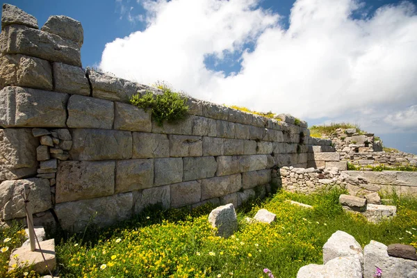 Las ruinas de la antigua Thira, un pueblo prehistórico en la cima de la montaña Mesa Vouno, Santorini, Grecia . — Foto de Stock