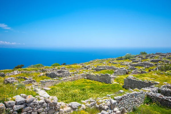 Antik Thira, dağ Mesa Vouno, Santorini, Yunanistan üstündeki Tarih öncesi bir köy kalıntıları.