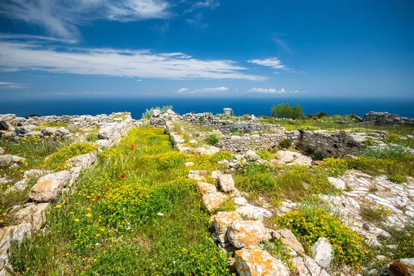 Las ruinas de la antigua Thira, un pueblo prehistórico en la cima de la montaña Mesa Vouno, Santorini, Grecia . — Foto de Stock