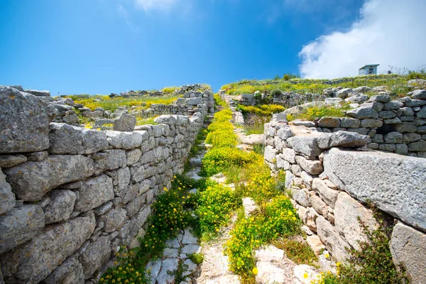 Las ruinas de la antigua Thira, un pueblo prehistórico en la cima de la montaña Mesa Vouno, Santorini, Grecia . — Foto de Stock