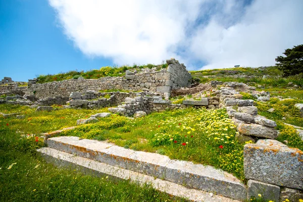 Las ruinas de la antigua Thira, un pueblo prehistórico en la cima de la montaña Mesa Vouno, Santorini, Grecia . — Foto de Stock