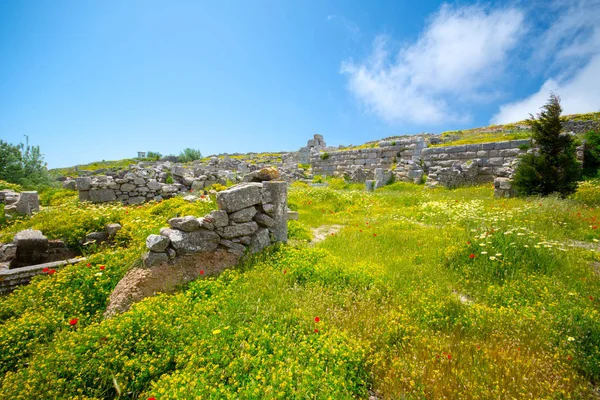 Las ruinas de la antigua Thira, un pueblo prehistórico en la cima de la montaña Mesa Vouno, Santorini, Grecia . — Foto de Stock