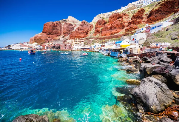 Starého přístavu Ammoudi podle slavné vesnici Oia na Santorini, Řecko. — Stock fotografie