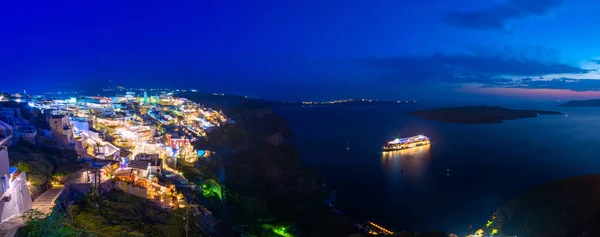 Incredibile vista serale di Fira, caldera, vulcano di Santorini, Grecia con navi da crociera al tramonto. Cielo nuvoloso drammatico . — Foto Stock